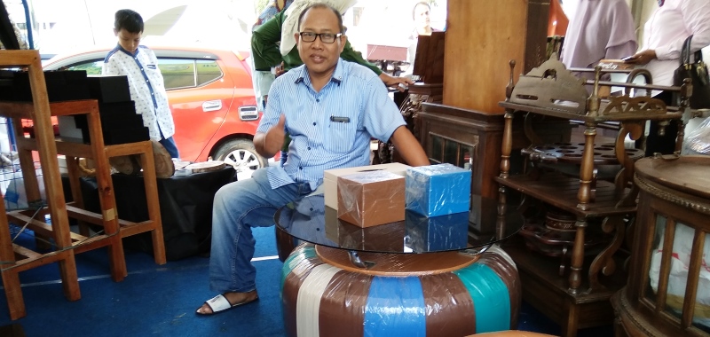 Harun Kreasikan Ban Bekas Jadi Sofa Mewah Bernilai Jual Tinggi